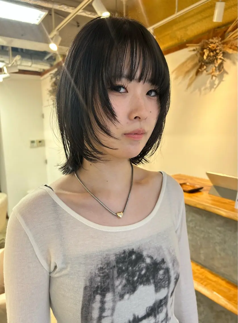 ミディアム カット 安達 咲のヘアスタイル