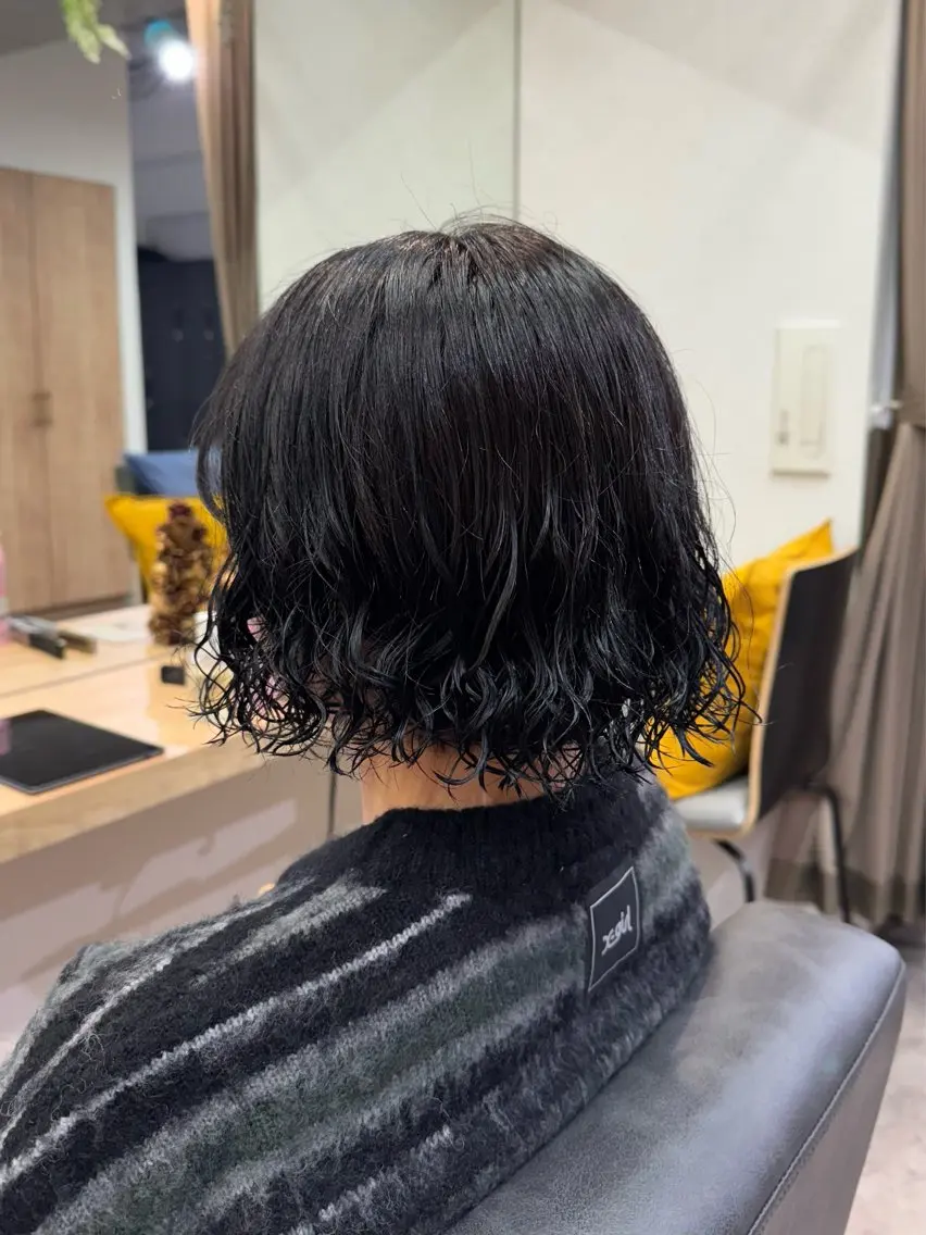 ミディアム カラー パーマ ミディアムパーマ 黒髪 ブリーチ ブルーカラー ブルーブラック カット ヘアカラー パーマ トリートメント 縮毛矯正/シール エクステ/艶髪ひふみのヘアスタイル