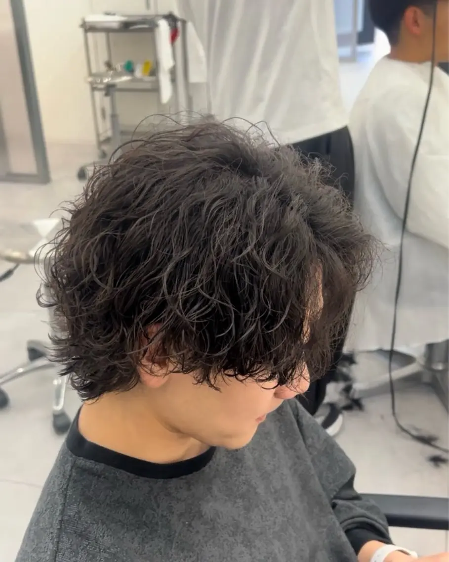 カラー パーマ メンズ メンズパーマ 波巻きパーマ メンズウルフカット ウルフカット 佐々木 輝のヘアスタイル