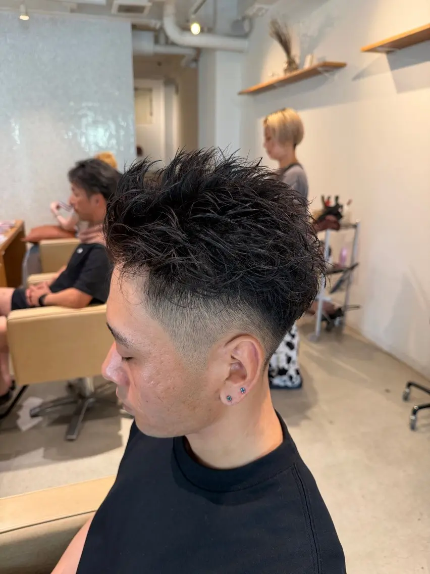 メンズ フェードカット スパイキーショート 刈り上げ 岡崎 巧音のヘアスタイル