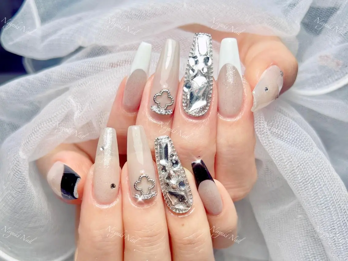 ネイル 🦋 Queenieのネイルデザイン