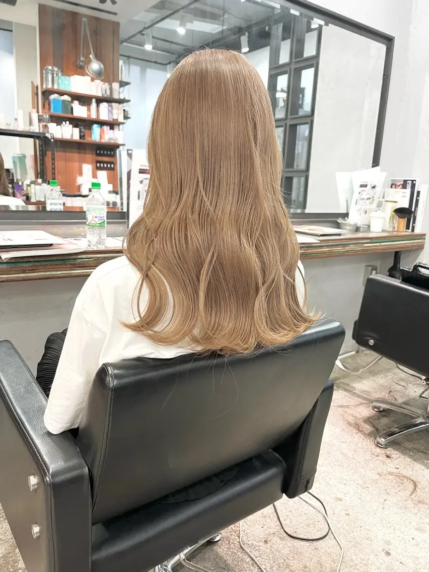ミディアム カラー ヘアアレンジ ベージュカラー ブリーチ 透明感カラー ミルクティーベージュ カット ヘアカラー トリートメント 東 寛道のヘアスタイル
