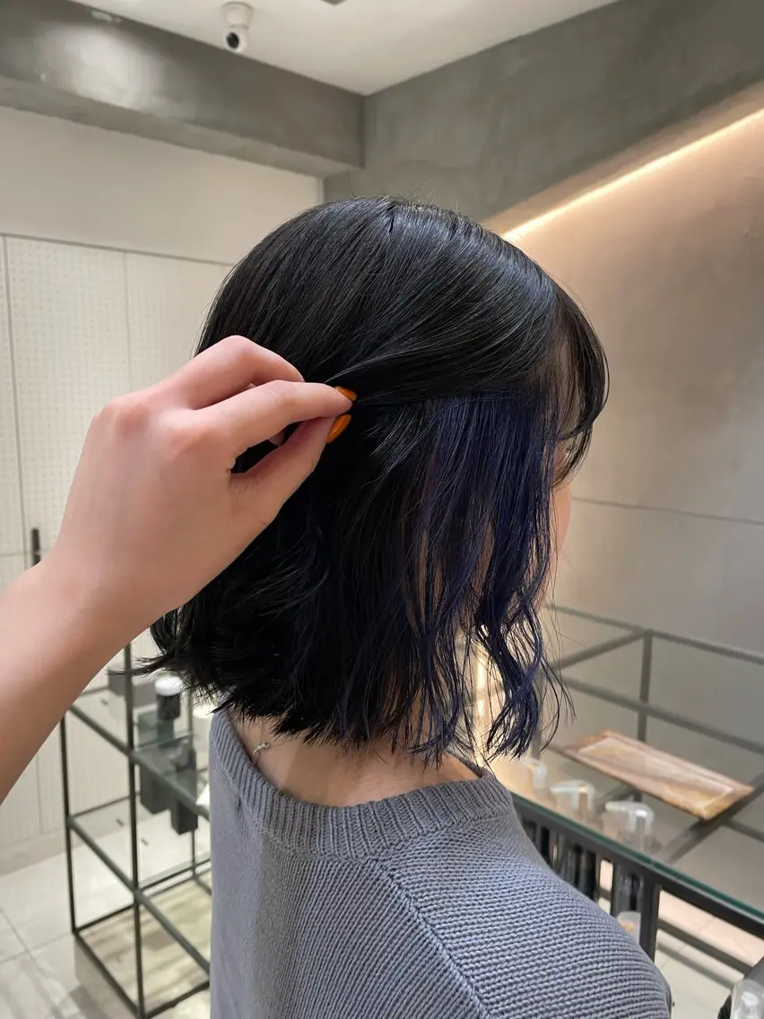 ミディアム カラー ブルーカラー イヤリングカラー ネイビーカラー カット ヘアカラー トリートメント レイヤー/ハイトーン /透明感/AKARIのヘアスタイル