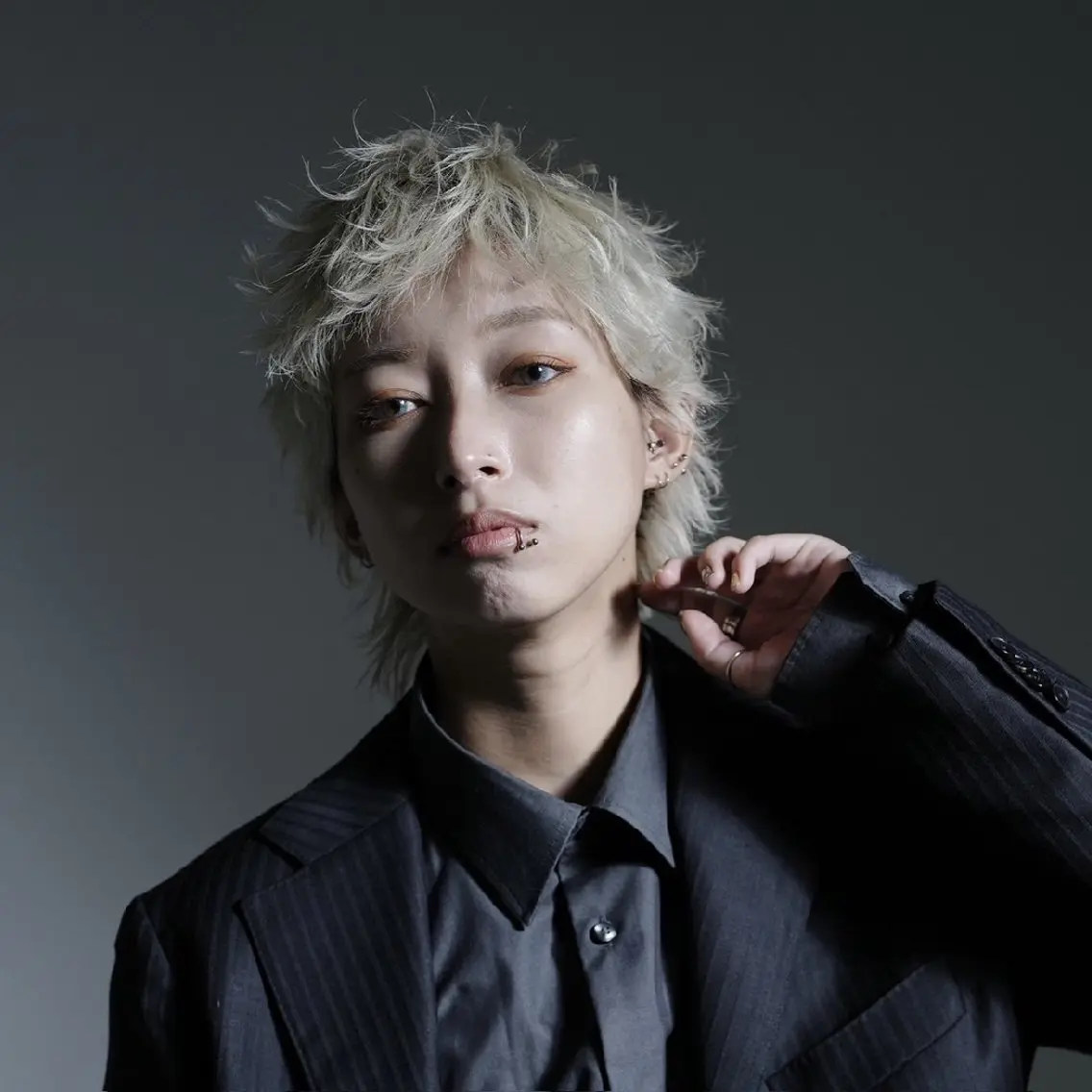 ショート カラー パーマ メンズ センターパート マッシュウルフ マッシュ メンズパーマ ツイストスパイラルパーマ 木村 直哉のヘアスタイル