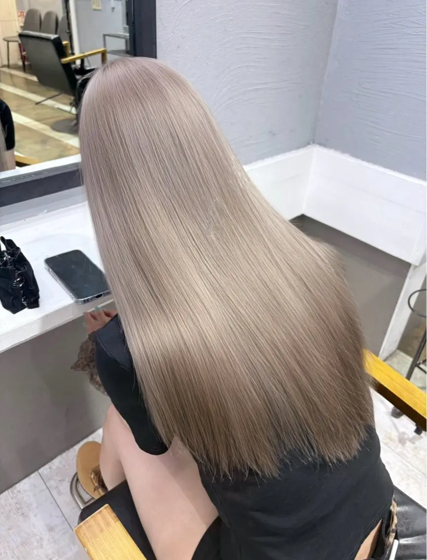 カラー ベージュカラー 透明感カラー ミルクティーベージュ GiseL天神 ハイトーンAINAのヘアスタイル