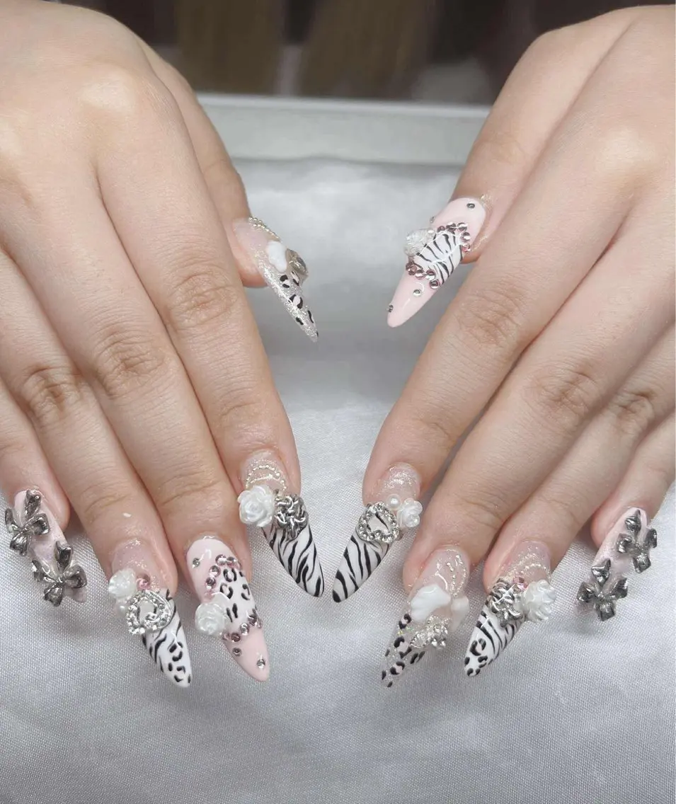 ネイル 長さ出し グラデーション 卒業式 キラキラネイル マグネットネイル ハンドネイル Lee Nailsのネイルデザイン