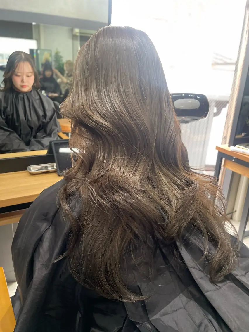 ロング カラー ベージュカラー オリーブベージュ AIRI layer cut hairのヘアスタイル