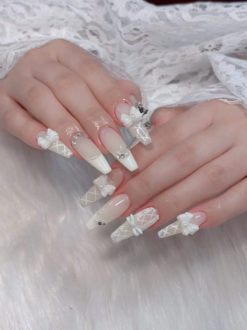ネイル アートネイル ボルドー フレンチネイル ジェルネイル 氷ネイル・うるうるネイル ハンドネイル Julie Nail Hinのネイルデザイン