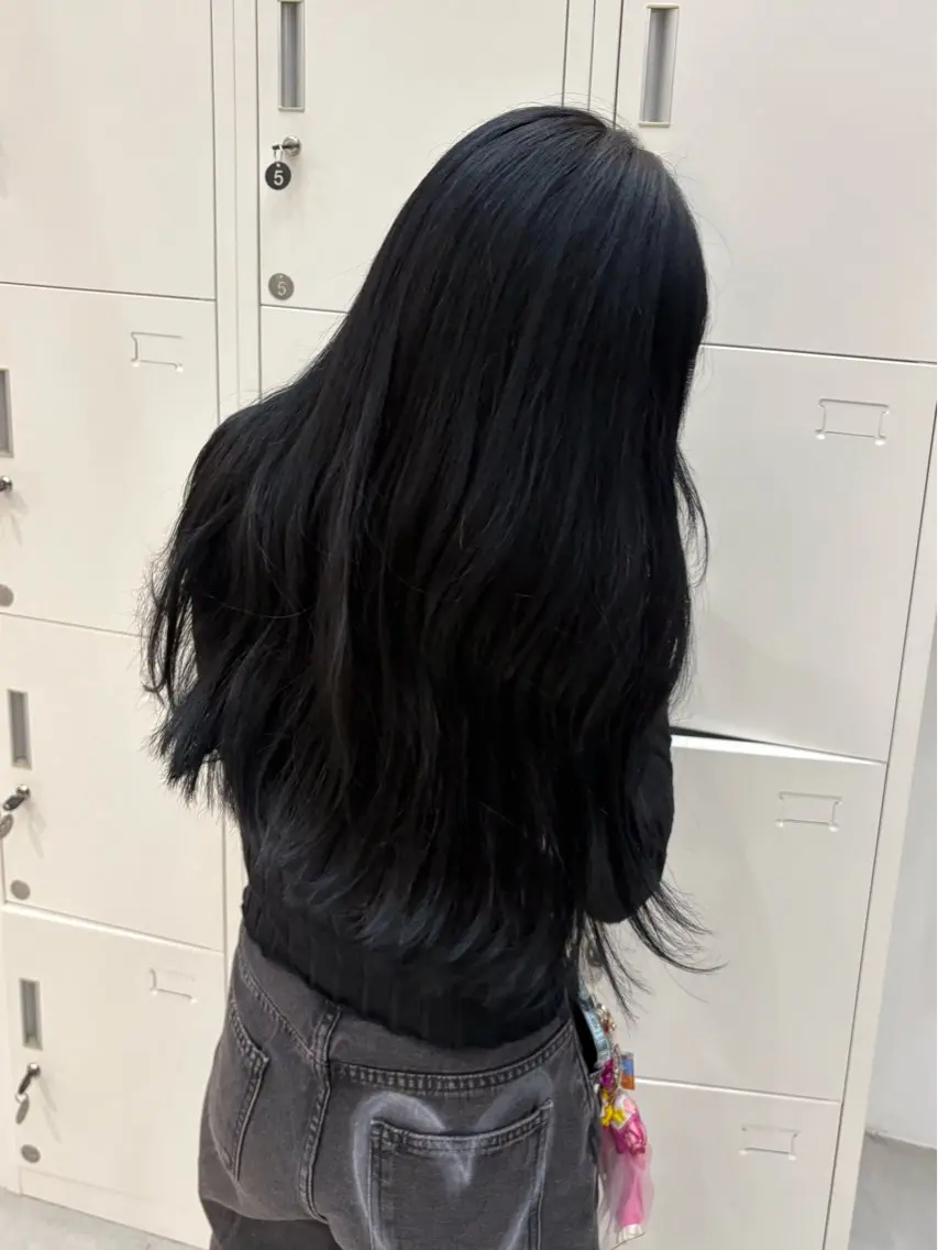 カラー 黒髪 ブルーカラー ブルーブラック ヘアカラー 齋藤 そらのヘアスタイル