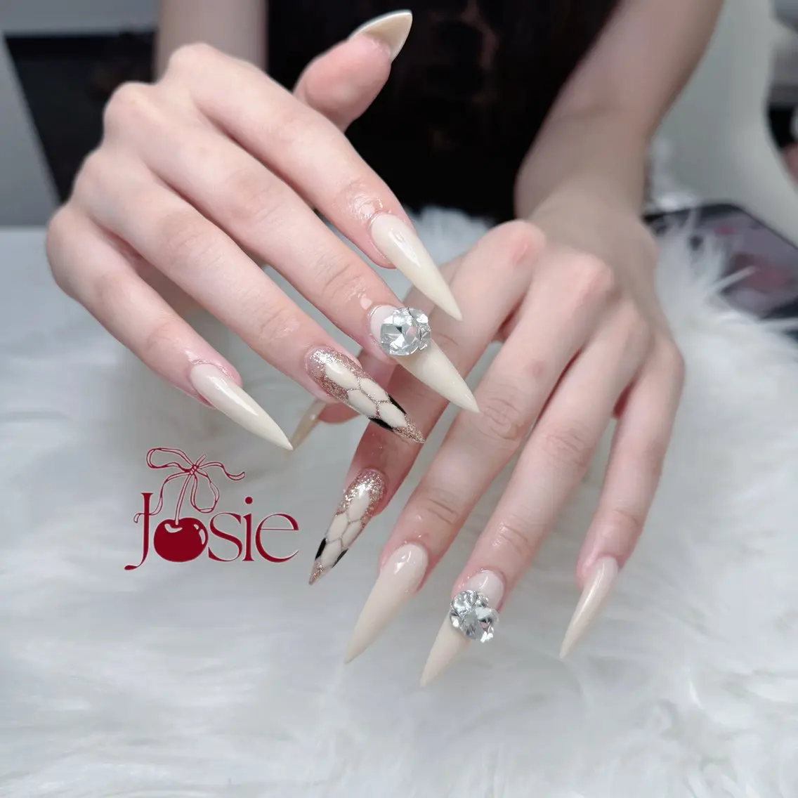 ネイル 長さ出し キラキラネイル 韓国ネイル ロングネイル ワンホンネイル ハンドネイル Josie nail salonのネイルデザイン