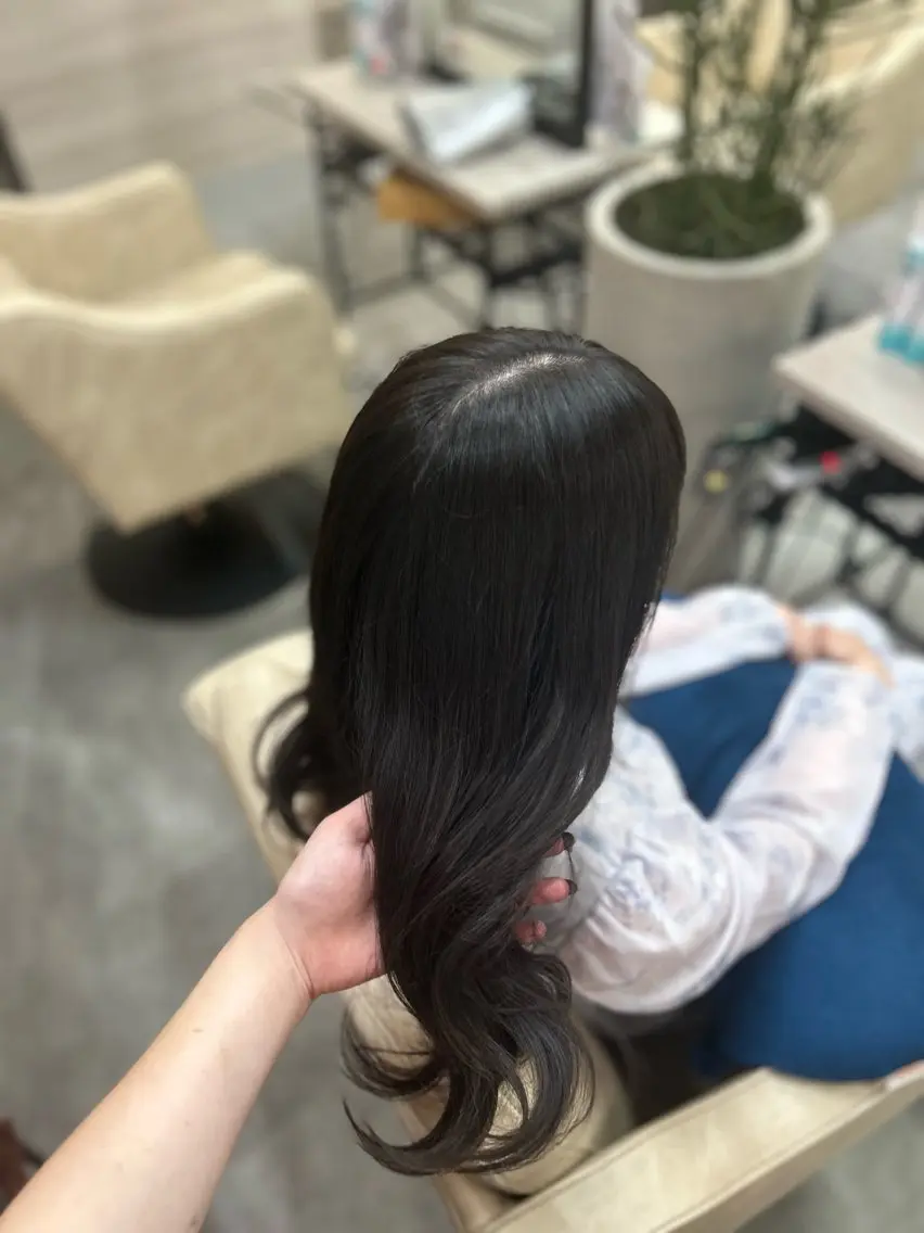 セミロング カラー グレージュ 羽成 優衣菜のヘアスタイル