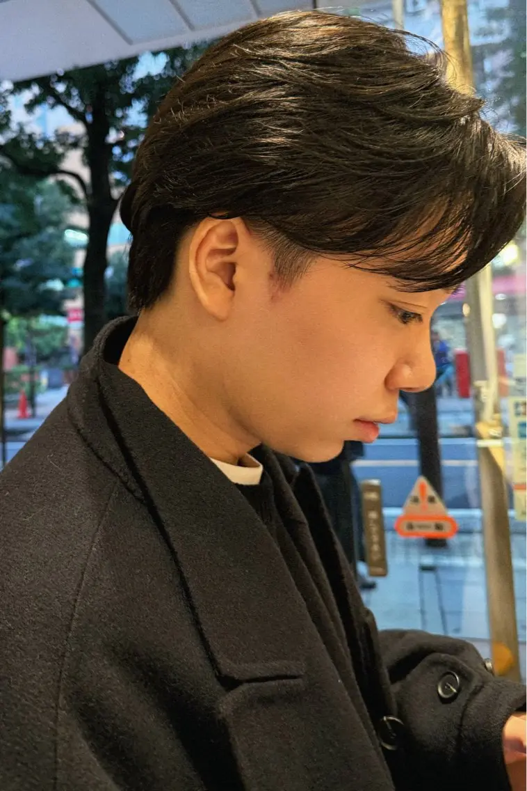 ショート メンズ センターパート ダウンパーマ フェザーパーマ メンズハイライト メンズ韓国風 藤崎百道メンズカット Zina/森井唯央のヘアスタイル