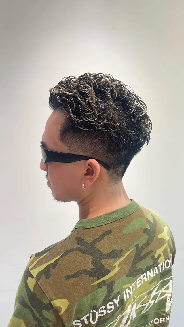 ショート パーマ メンズ フェードカット メンズパーマ 刈り上げ カット パーマ 高橋 周のヘアスタイル