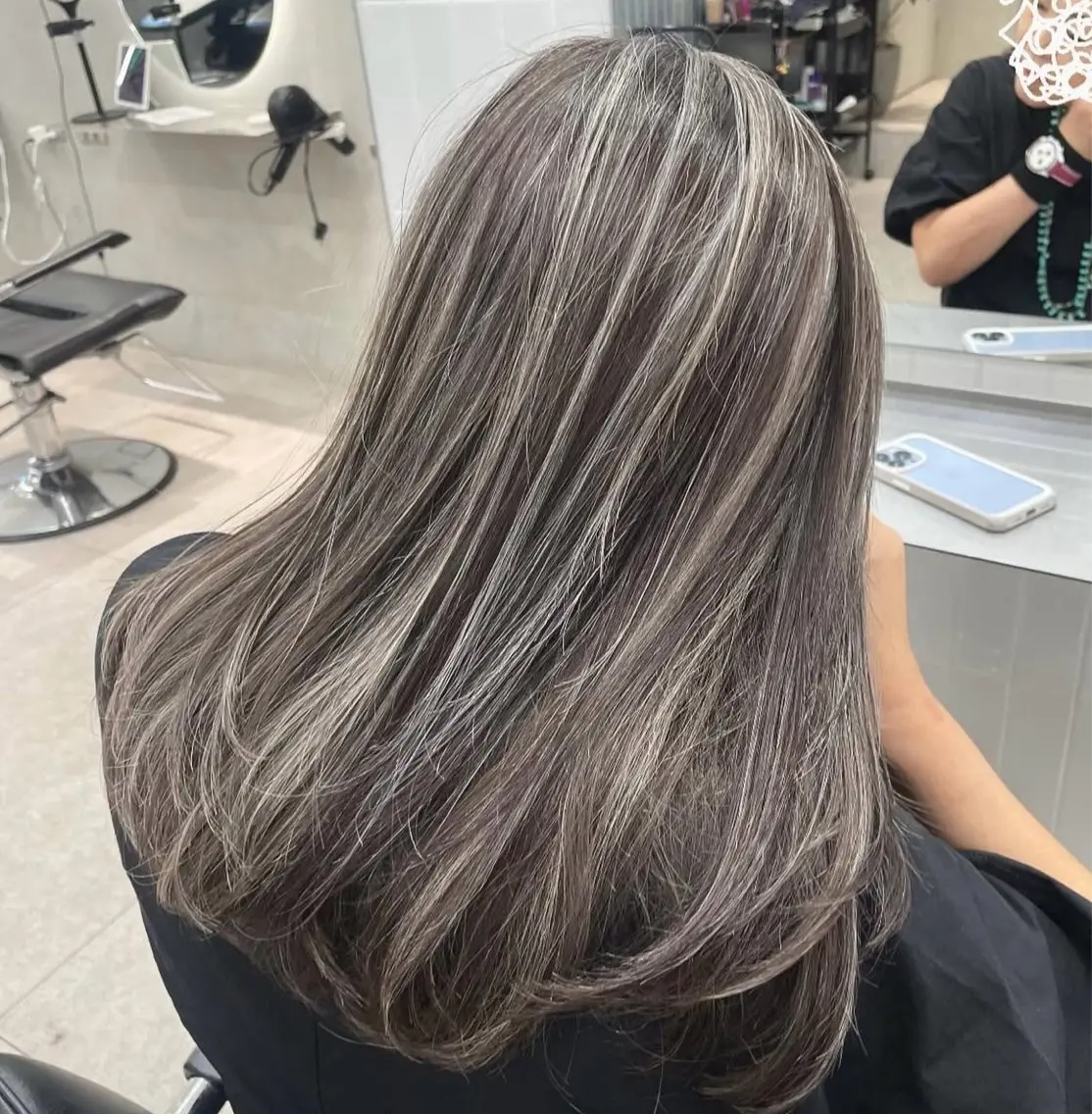 ロング カラー ベージュカラー グレージュ ハイライトカラー ミルクティーベージュ ハイライト カット ヘアカラー トリートメント 表参道/ハイライト バレイヤージュのヘアスタイル