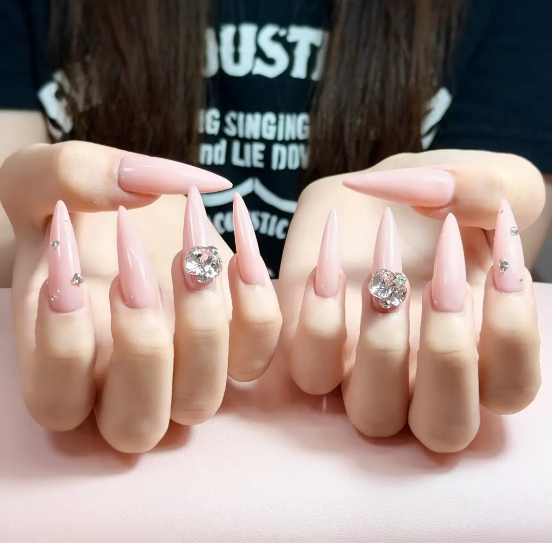 ネイル ガーリー キラキラネイル 韓国ネイル ロングネイル ピンク ハンドネイル ICE Nailsのネイルデザイン