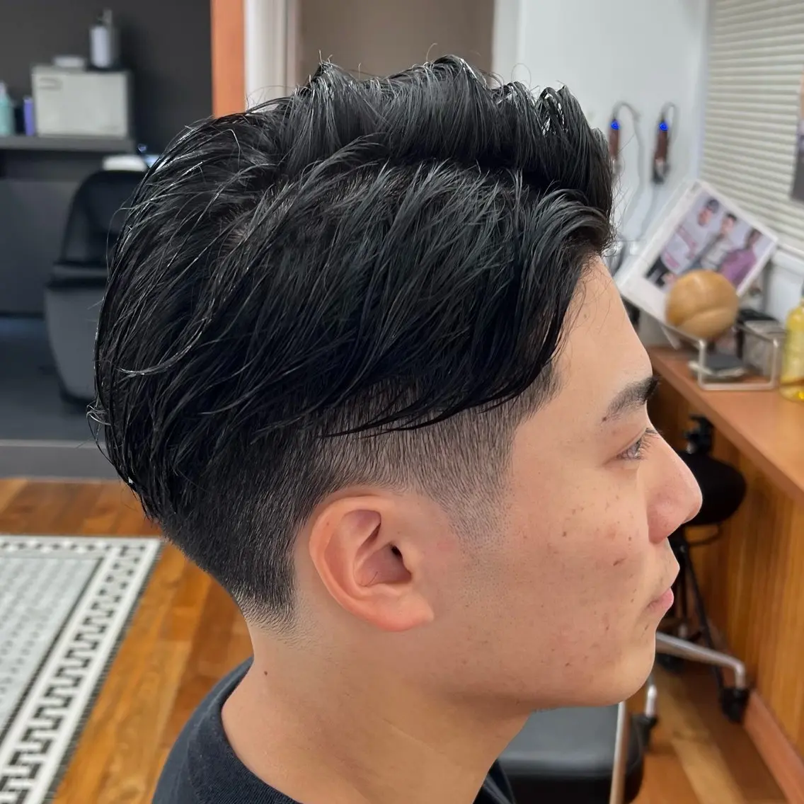 ショート メンズ フェードカット かきあげバング ショートヘア カット メンズカット✂️ スキンフェード伊藤陸のヘアスタイル