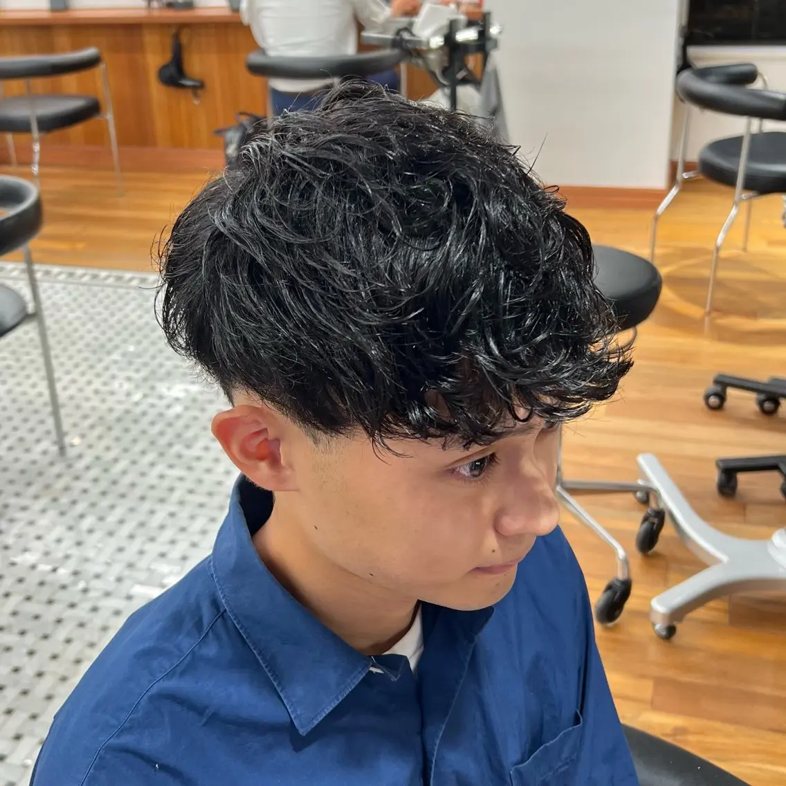 ショート メンズ フェードカット スペインカール 刈り上げ くせ毛 ショートヘア カット メンズカット✂️ スキンフェード伊藤陸のヘアスタイル