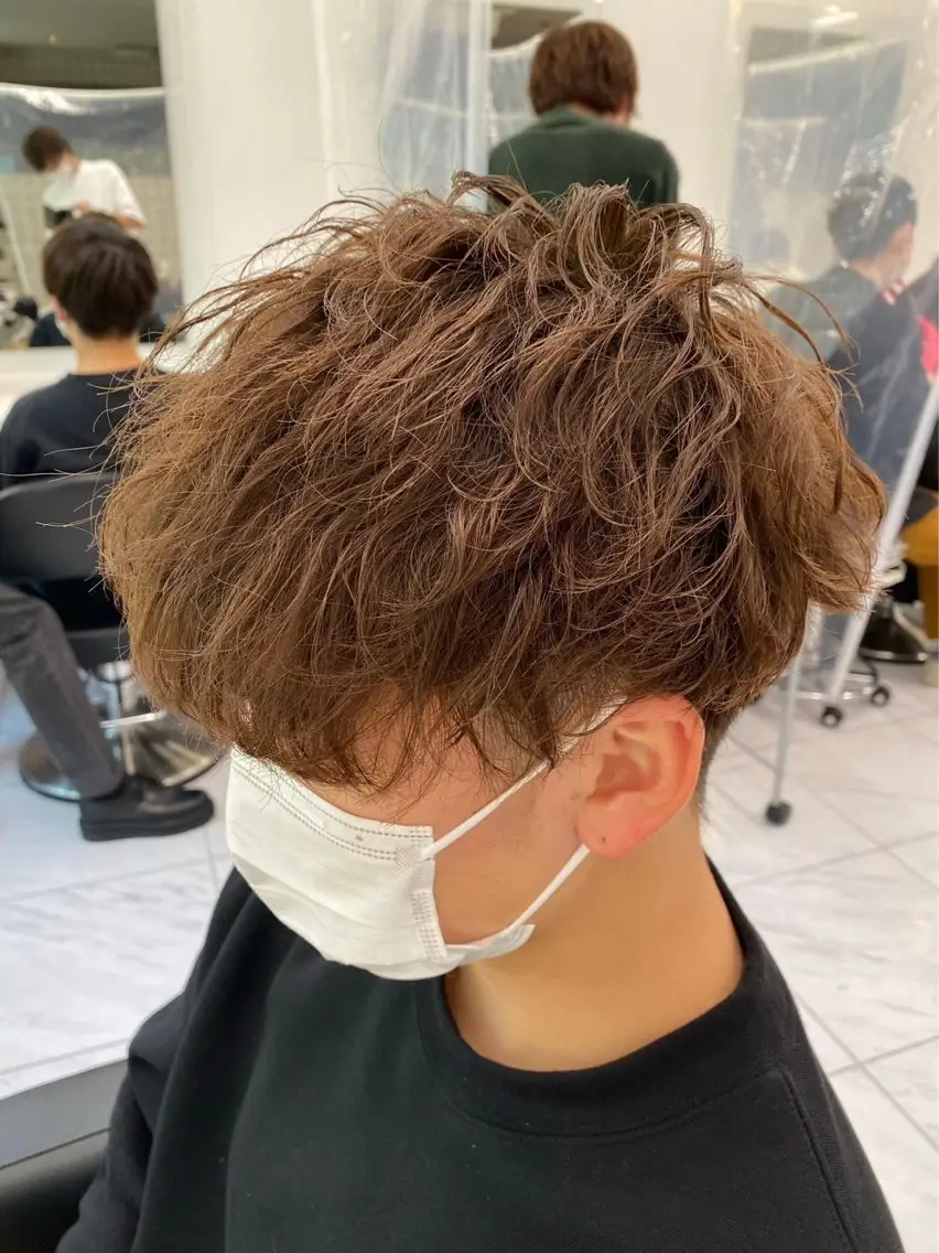 パーマ メンズ ハイトーンカラー 🦄レイヤーカットのヘアスタイル