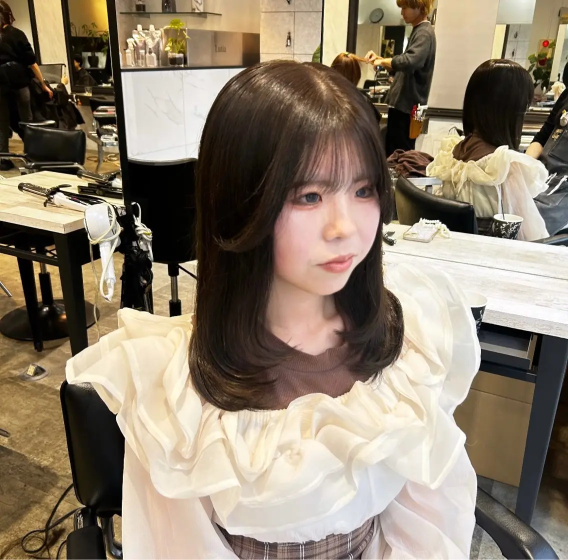 セミロング カラー ベージュカラー オリーブベージュ レイヤーカット もてぎさやか👩🏻 🪄巻ける縮毛矯正のヘアスタイル