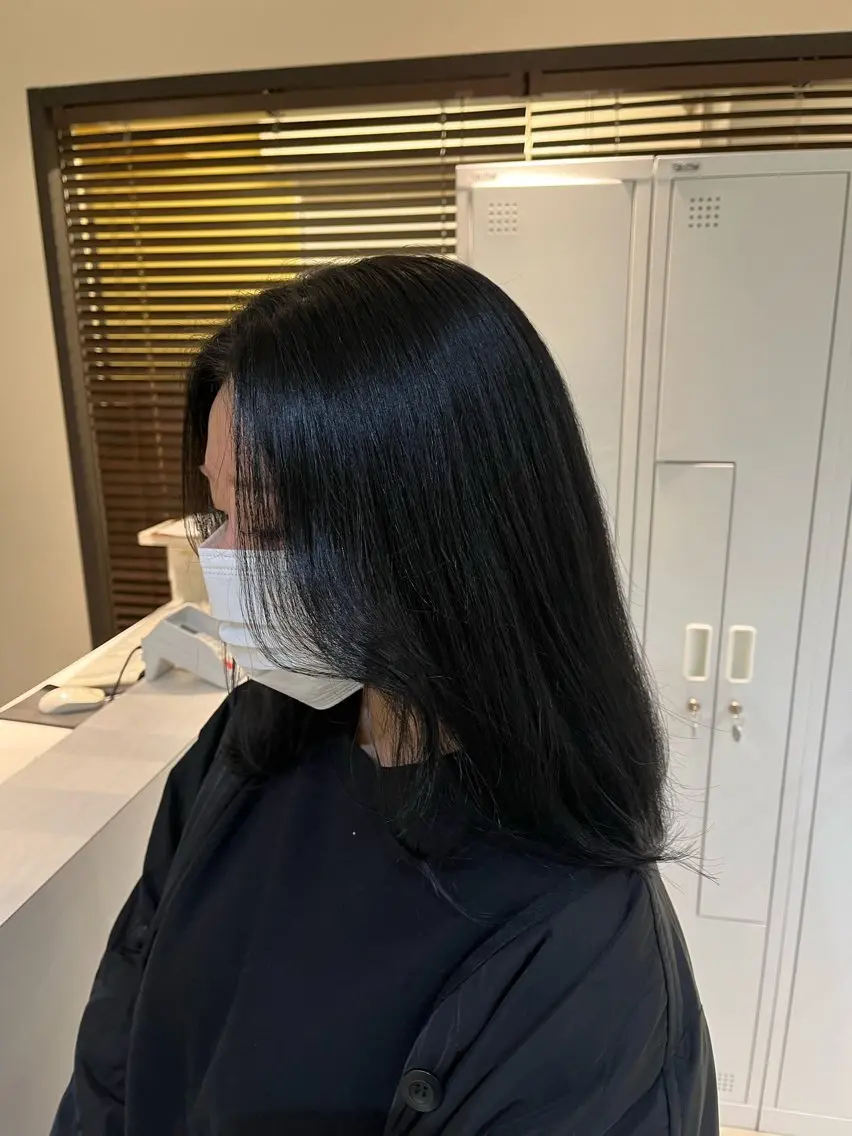 セミロング カラー 黒髪 ブルーカラー ブルーブラック 安来柚乃 ヤスキユノのヘアスタイル