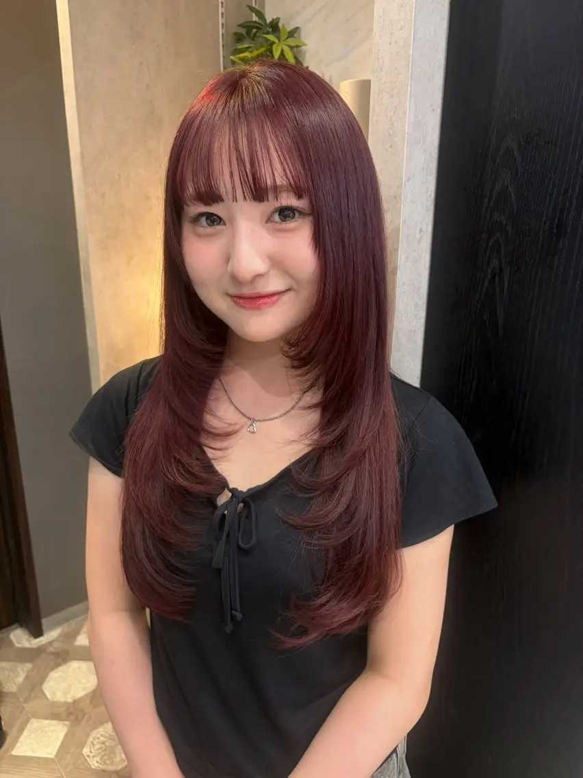 セミロング カラー 透明感カラー ピンクカラー レッドカラー 髪質改善 トリートメント ヘアカラー トリートメント 天神暖色カラー レイヤー・髪質改善のヘアスタイル