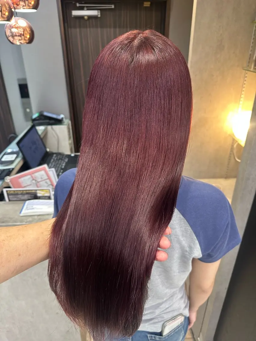 セミロング カラー ブリーチ ボルドーカラー カシス ピンクカラー 髪質改善 ヘアカラー トリートメント 天神暖色カラー レイヤー・髪質改善のヘアスタイル