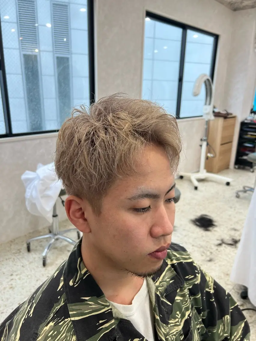 ショート カラー メンズ アップバング メンズパーマ ベージュカラー ショートヘア 近藤 叶大のヘアスタイル