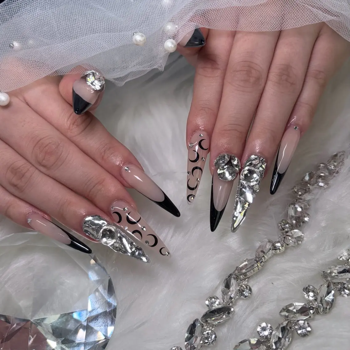 ネイル ハンドネイル 𝑅𝑖𝑛 🫧 アクリルスカルプのネイルデザイン