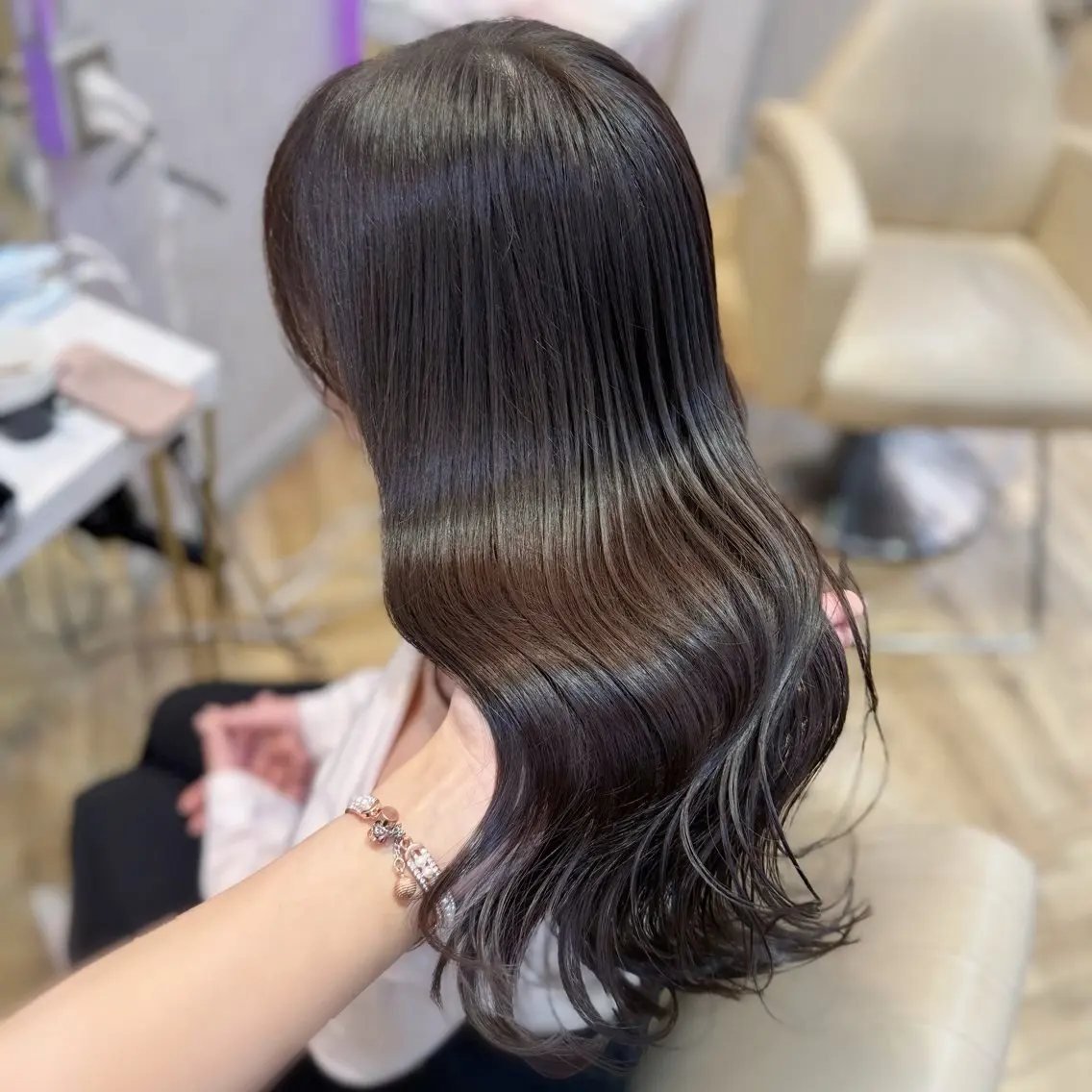 ロング カラー ブリーチ 透明感カラー ブリーチなしカラー オリーブグレー トリートメント カット ヘアカラー トリートメント ヘアセット 韓国ヘア/艶髪 顔周り/とばみかのヘアスタイル