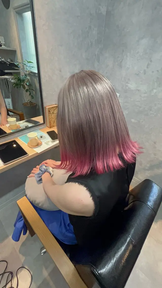 ミディアム カット ヘアカラー motoトップカラー リスト/ブリーチカラのヘアスタイル