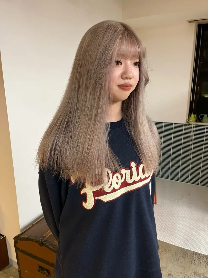 セミロング カラー ブリーチ グレージュ ミルクティーグレージュ カット ヘアカラー トリートメント 🩷ハイトーン透明感 レイヤー🩷ユリカのヘアスタイル