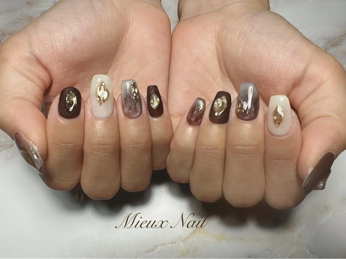 ネイル ブルー ブラウン 大理石ネイル(マーブル) ミラーネイル ニュアンスネイル ハンドネイル 市川 麻衣子のネイルデザイン