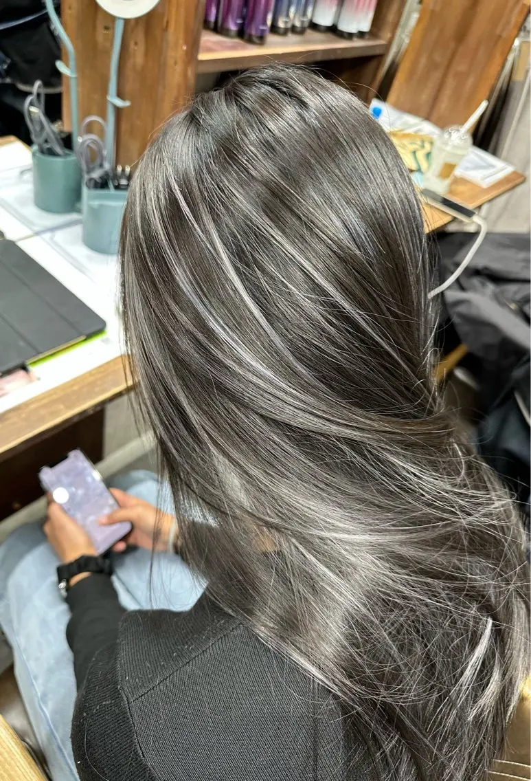 🦋ハイライト🦋【ブリーチ一回✨】コタトリートメント付き🌟ストレート仕上げorコテ巻き仕上げ💁‍♂️の写真