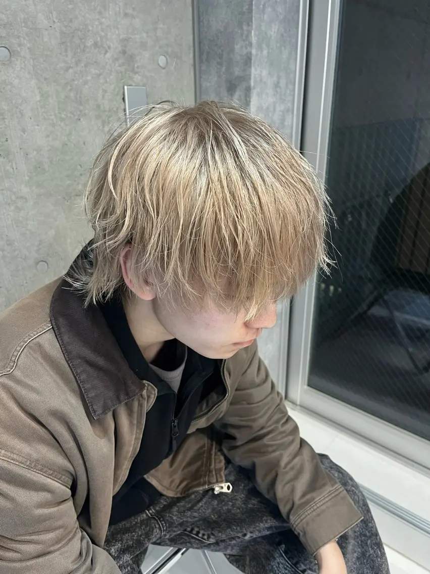 カラー メンズ メンズウルフカット ベージュカラー ホワイトベージュ ウルフカット カット ヘアカラー 【毎朝セット3分】 メンズパーマ　真人のヘアスタイル