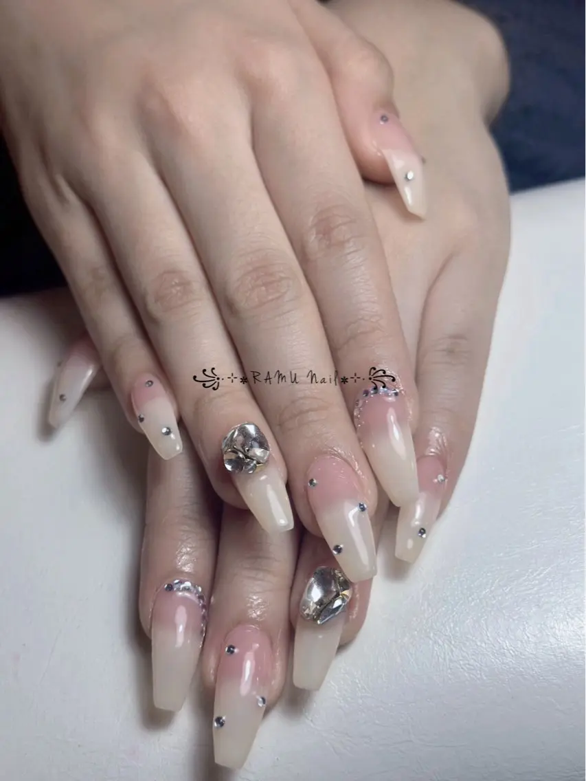 ネイル チークネイル フレンチネイル グラデーション キラキラネイル 韓国ネイル ハンドネイル RAMU Nail 恵比寿店のネイルデザイン