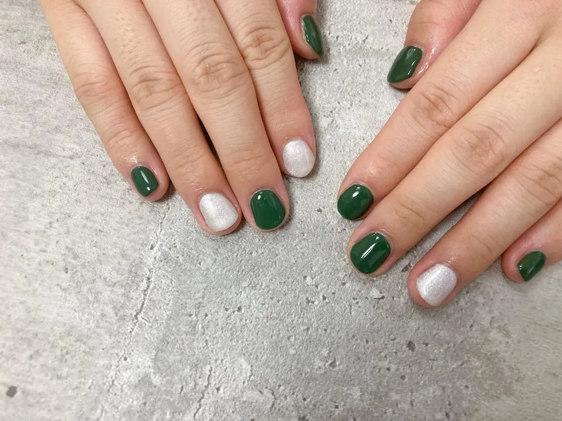 ネイル グリーン ラメ(グリッター) ワンカラーネイル ハンドネイル mogunail &blowのネイルデザイン