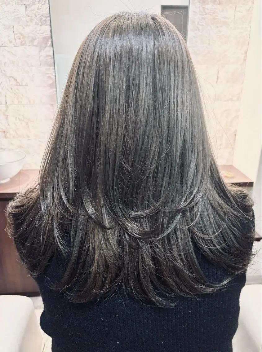 セミロング 鈴木 千恵子のヘアスタイル