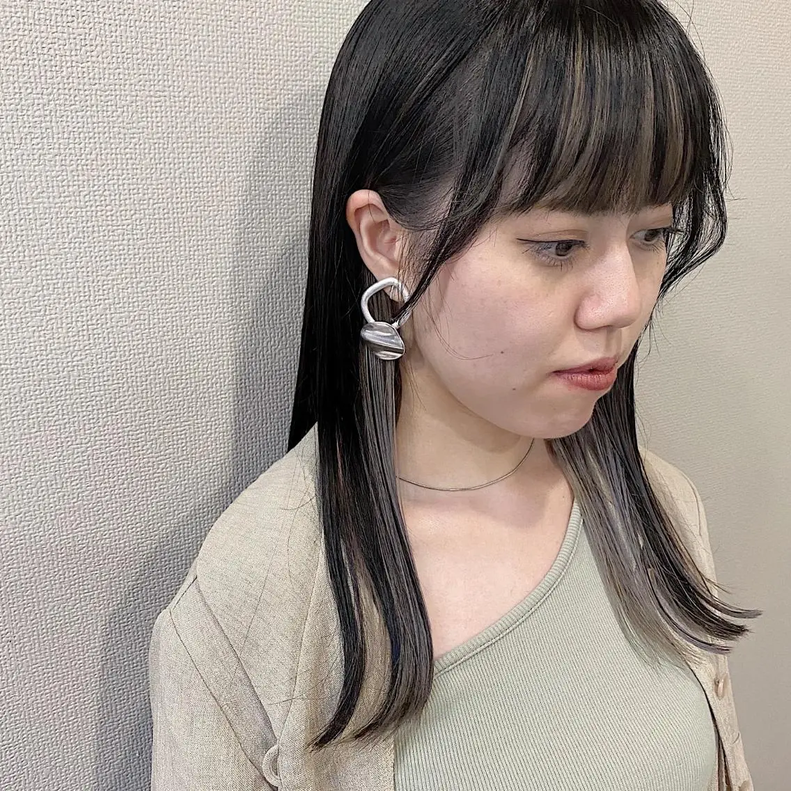 セミロング カラー ダークグレー インナーカラー 山口 浩之のヘアスタイル
