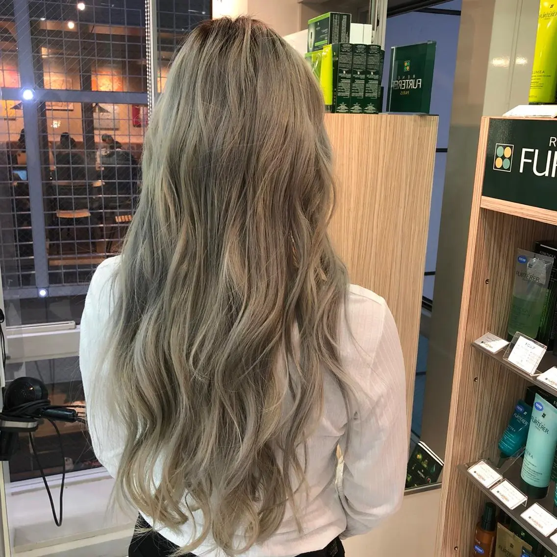 セミロング カラー KONOMI スタイリストのヘアスタイル