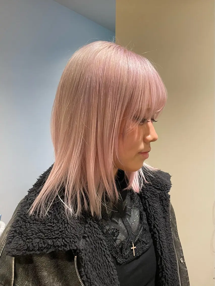 カラー ブリーチ ピンクカラー 菰口 美優のヘアスタイル