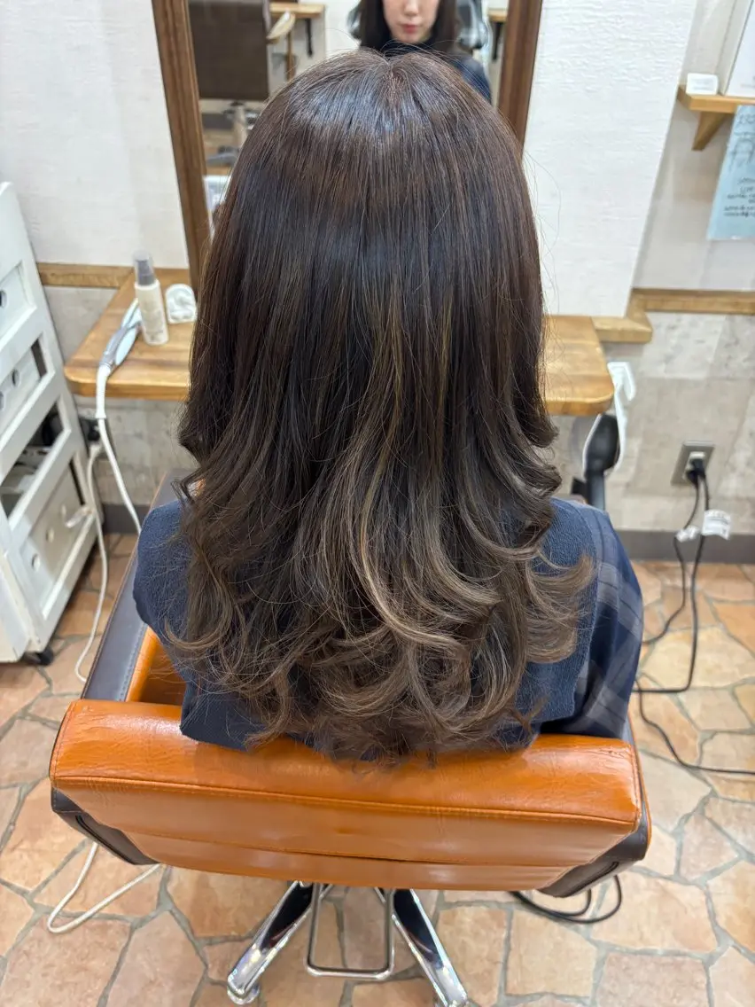 ミディアム カラー ベージュカラー ハイライトカラー ハイライト ヘアカラー 加藤 拳斗のヘアスタイル