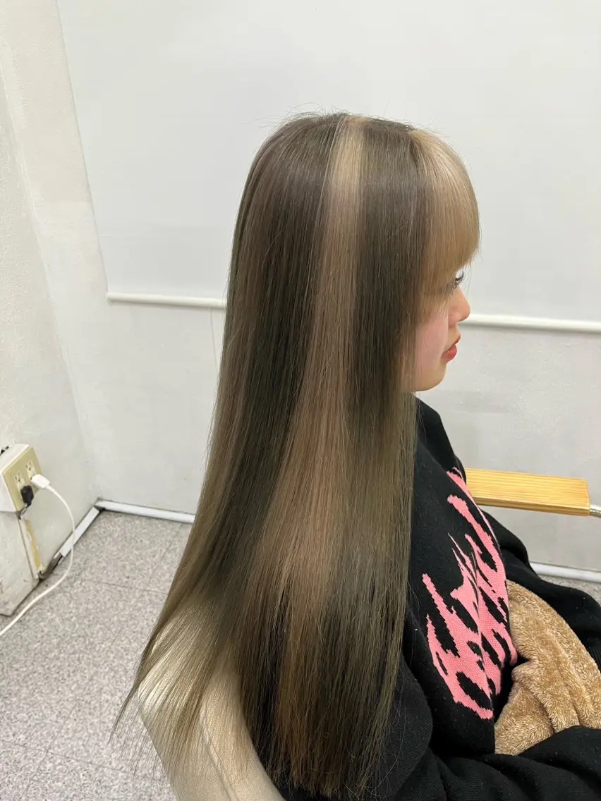 ロング カラー ブリーチ 抜きっぱなしブロンド デザインカラー ダブルカラー ハイトーンカラー エクステ ハイトーン 💭黒崎ハルカのヘアスタイル