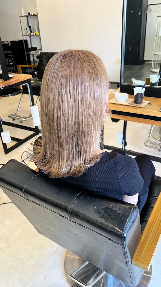セミロング カラー ベージュカラー ブリーチ ケアブリーチ 透明感カラー ミルクティーベージュ 安藤 誠斗のヘアスタイル