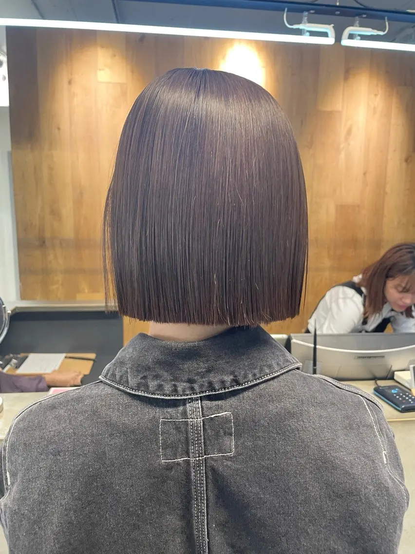 ショート カット 縮毛矯正 トリートメント ミルクティー× グレージュMOMOのヘアスタイル