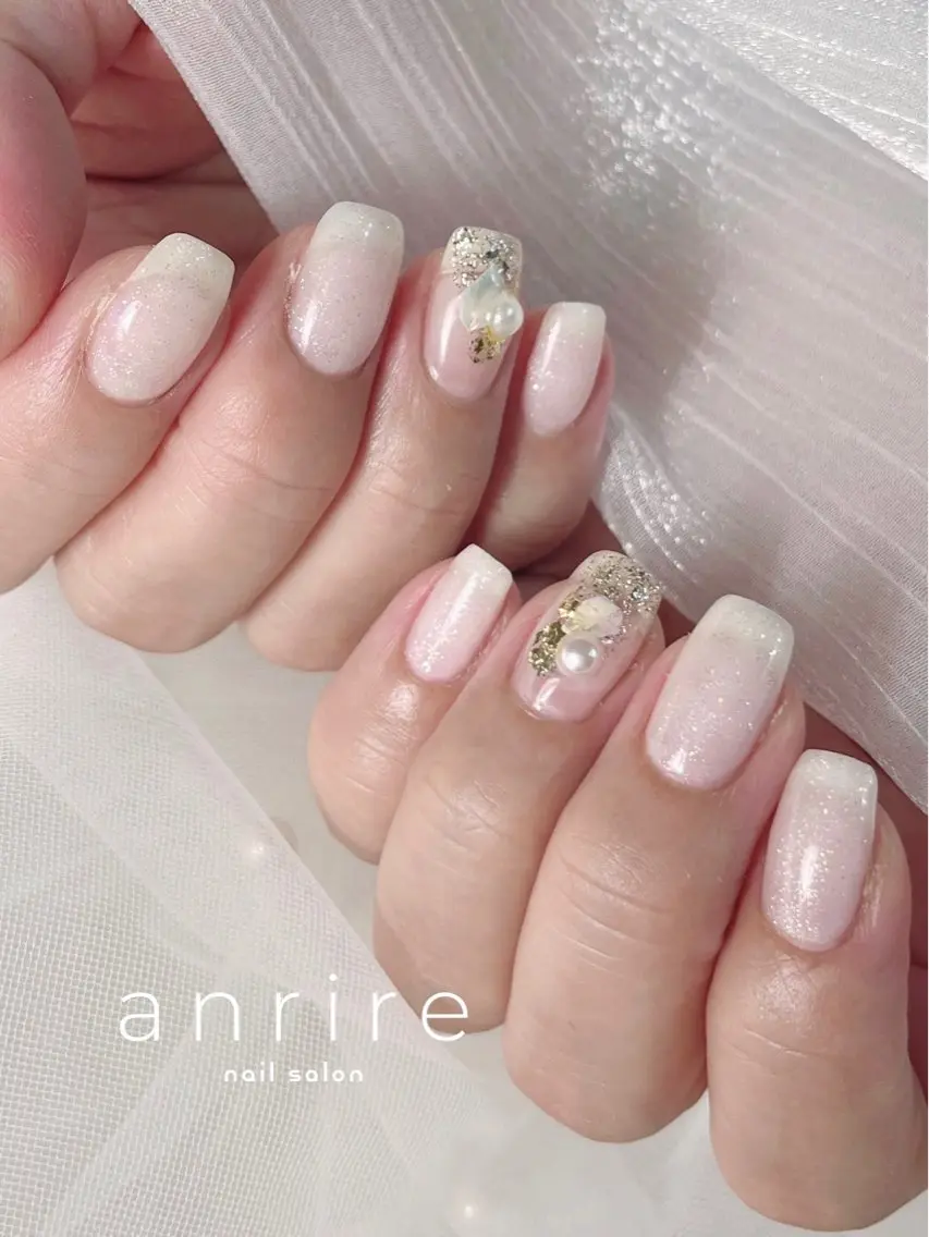 ネイル ラメ(グリッター) オフィスネイル シンプルネイル 夏ネイル ホワイト nailsalon anrireのネイルデザイン