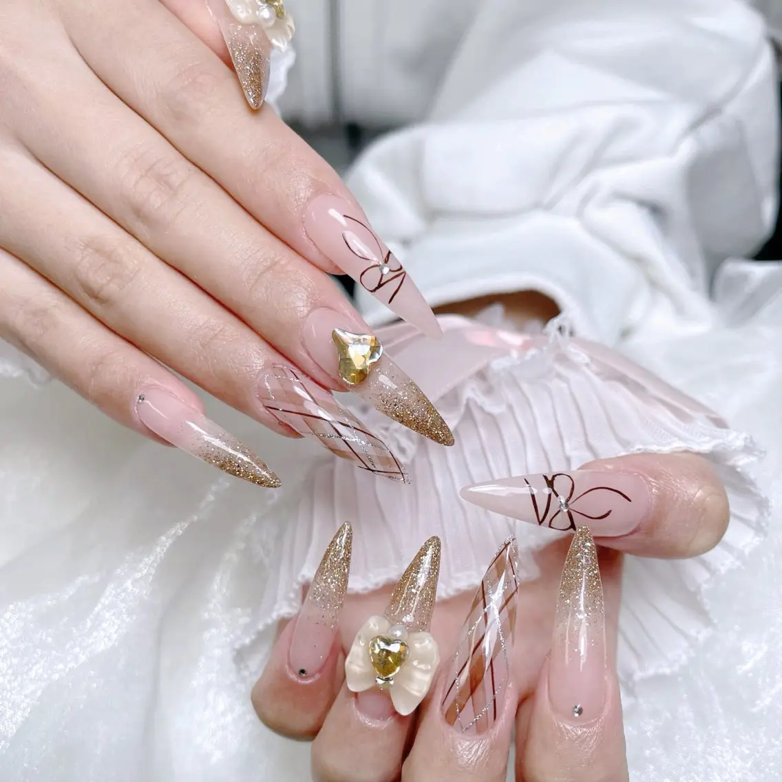 ネイル 成人式 ロングネイル マグネットネイル 大理石ネイル(マーブル) リボン ハンドネイル MoMoA Nail ネイル長さ出し専門店のネイルデザイン