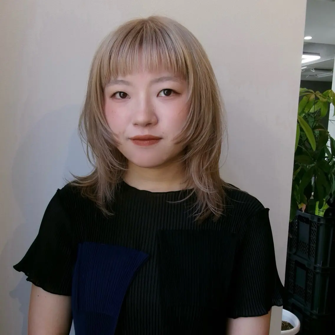 ロング カラー ベージュカラー ハイトーンカラー ハイトーンベージュ レイヤーカット オン眉 カット ヘアカラー arisa/暖色 /伏見/レイヤーのヘアスタイル