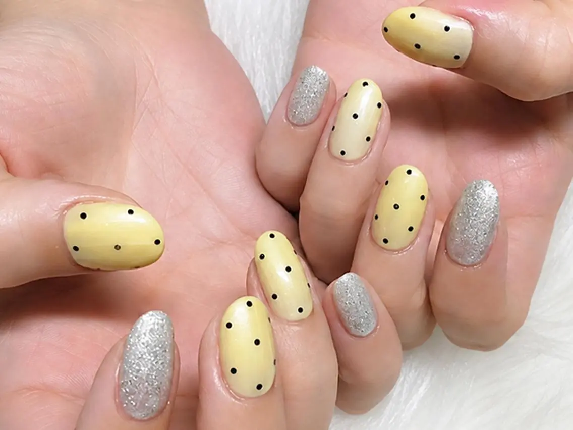 ネイル ドット 黄色 ハンドネイル Airi. kのネイルデザイン