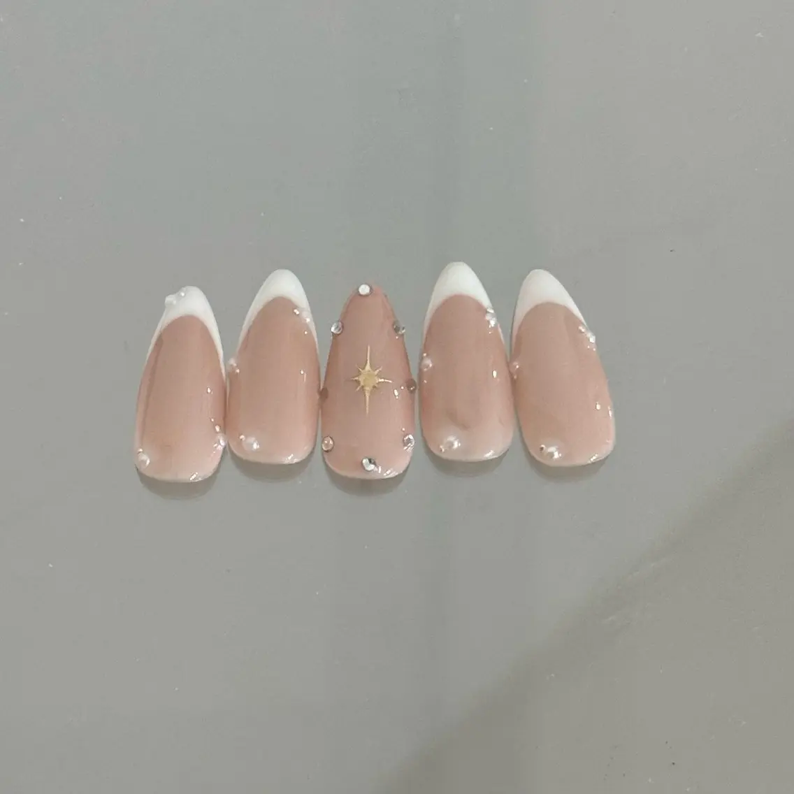 ネイル フレンチネイル キラキラネイル ハンドネイル __shiho. nailのネイルデザイン