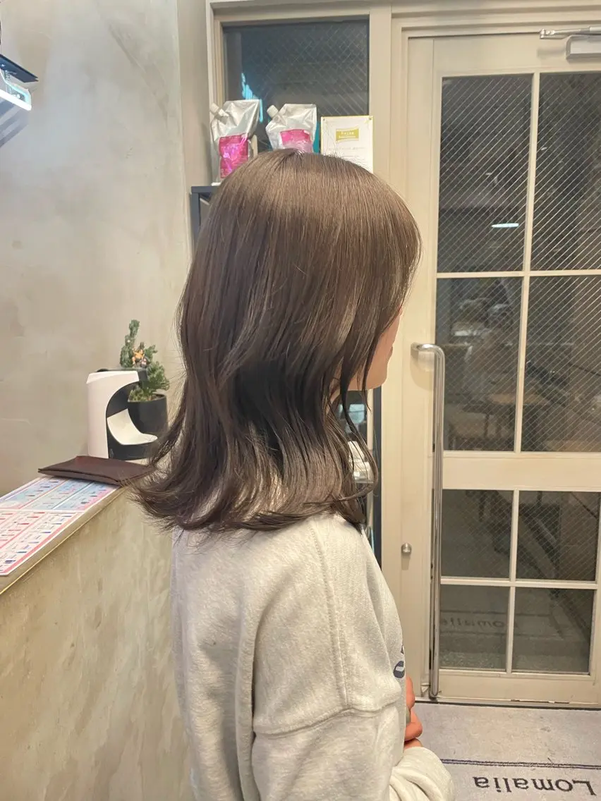ミディアム カラー カット ヘアカラー トリートメント ミルクティー× グレージュMOMOのヘアスタイル